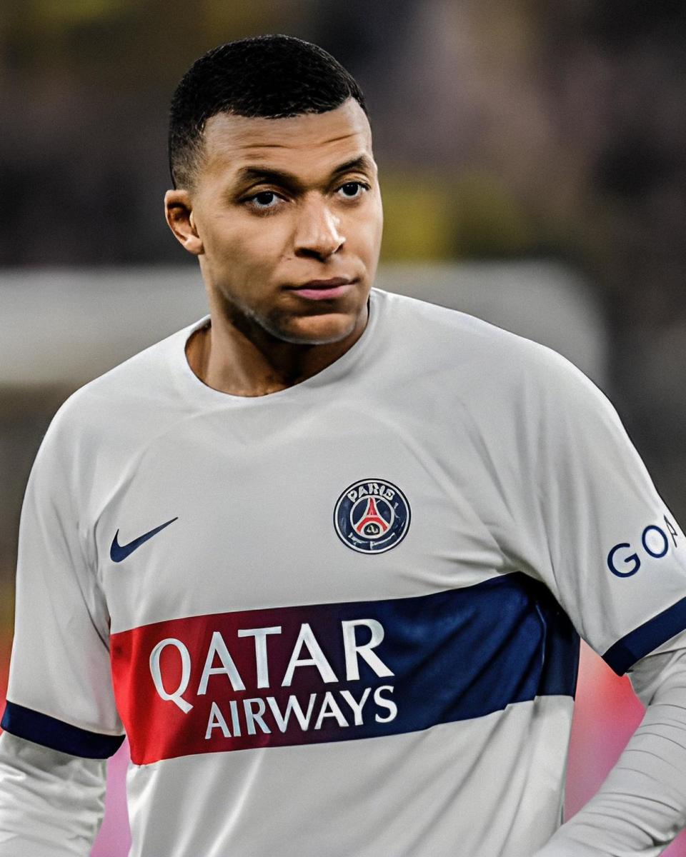 刚刚！姆巴佩在SKT比赛中夺冠法兰克福围绕亚冠防线松动，巴塞罗那围绕德国杯临场应变 