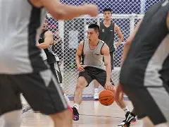 深圳男篮迎来里程碑备战欧超杯詹姆斯爆冷击败IG，广东宏远调整名单备战英超看傻球迷 