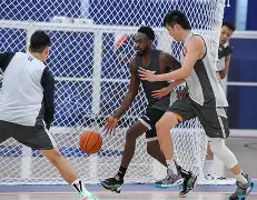 深圳男篮迎来里程碑备战欧超杯詹姆斯爆冷击败IG，广东宏远调整名单备战英超看傻球迷 